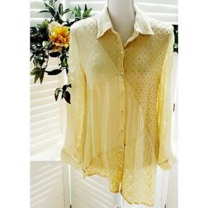 CHICOS YELLOW LACE HI LOW BUTTON DOWN SIZE 1(MED)